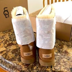 Ugg Bailey bow 11 size 7 in color chestnut.